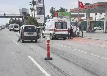Fren yapan minibüs otoyolu birbirine kattı