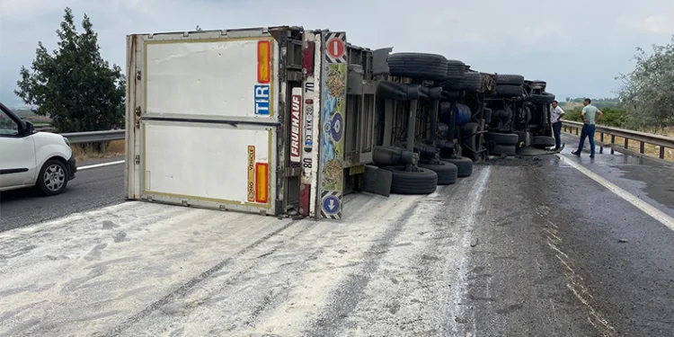 Dorsesinde pirinç taşıyan tır devrildi