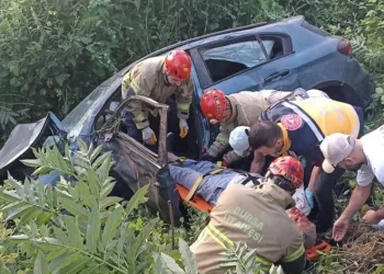 Bursa’da otomobil dere yatağına uçtu