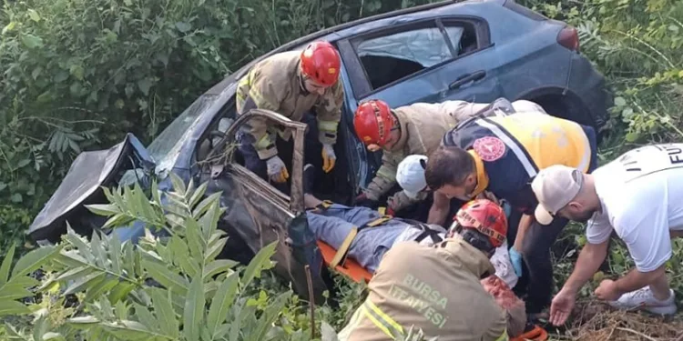 Bursa’da otomobil dere yatağına uçtu
