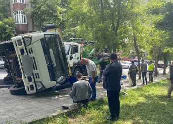 Kamyon devrildi, genç kadın yaralandı