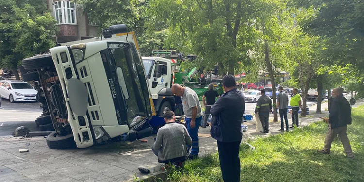 Kamyon devrildi, genç kadın yaralandı