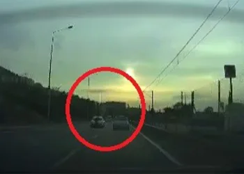 Yolun ortasına atlayan şahsa araç çarptı