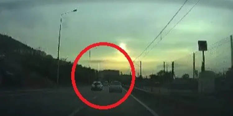 Yolun ortasına atlayan şahsa araç çarptı