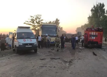 Otobüs, otomobil ve kamyonla çarpıştı