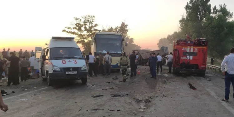 Otobüs, otomobil ve kamyonla çarpıştı