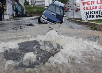 Yollar çöktü, araçlar yolda kaldı