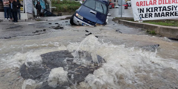 Yollar çöktü, araçlar yolda kaldı