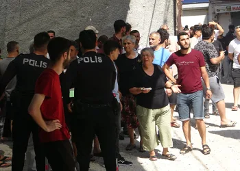 Yanan iş yerini çaresizce izlediler