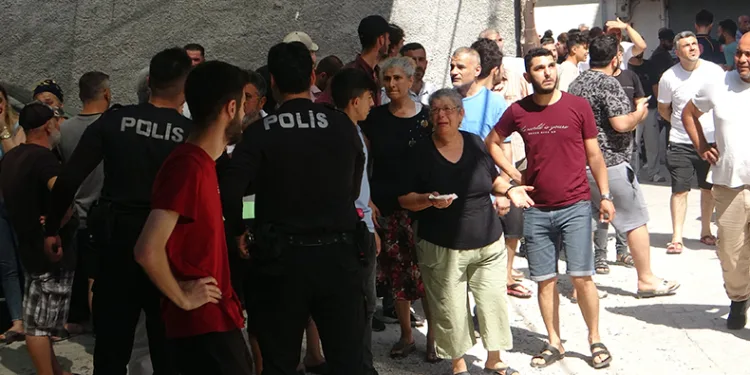 Yanan iş yerini çaresizce izlediler