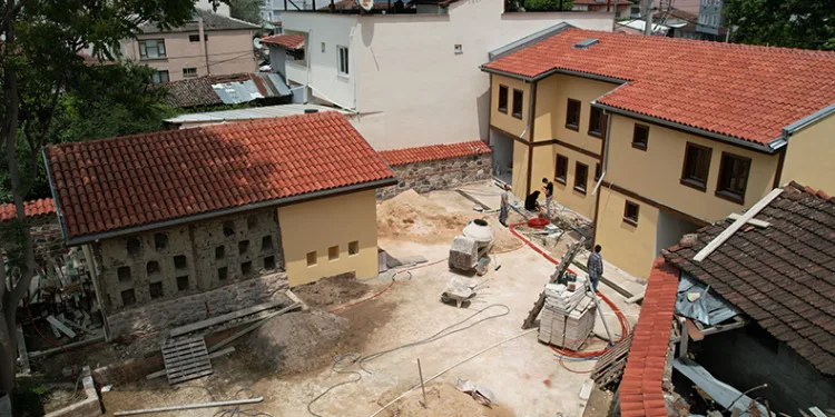 Doğal peteklerden oluşan 100 yıllık arı evi