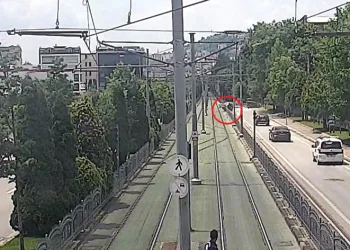 Aracıyla tramway yoluna uçtu