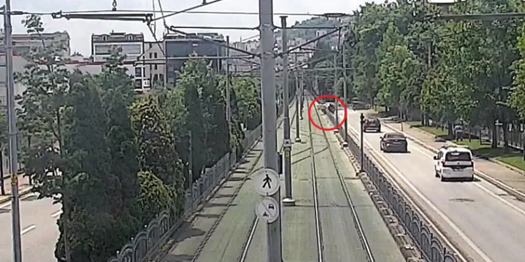 Aracıyla tramway yoluna uçtu