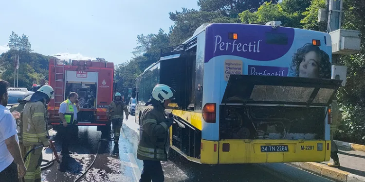 İETT otobüsünün motoru yandı