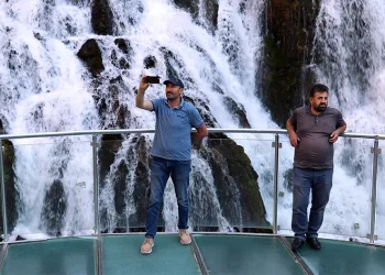 Sıcaktan kaçıp soluğu şelalede aldılar