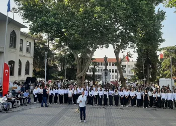 Sahne, ‘adam olacak’ çocukların