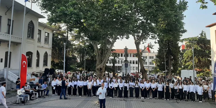Sahne, ‘adam olacak’ çocukların