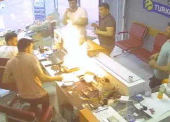 Cep telefonu bomba gibi patladı