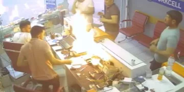 Cep telefonu bomba gibi patladı