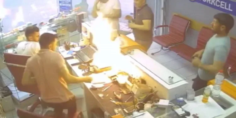 Cep telefonu bomba gibi patladı