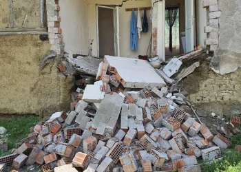 Yağışa dayanamadı evin duvarı çöktü