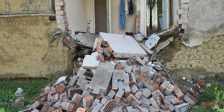 Yağışa dayanamadı evin duvarı çöktü