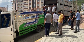 Depremde hayvanlarını kaybedenlere hayvan dağıtıldı