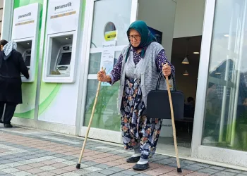 Bursa’da polis, yaşlı kadının dolandırılmasını engelledi