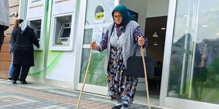 Bursa’da polis, yaşlı kadının dolandırılmasını engelledi