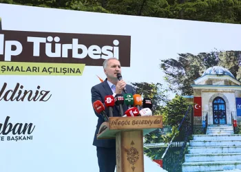 Turgut Alp’e torunlarından vefa