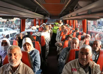 Deprem bölgesinden ilk hac kafilesi