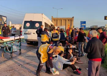 Sporcuları taşıyan minibüs hafriyat kamyonuna çarptı