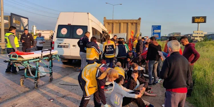 Sporcuları taşıyan minibüs hafriyat kamyonuna çarptı