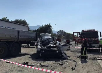 Tıra saplandı feci şekilde can verdi