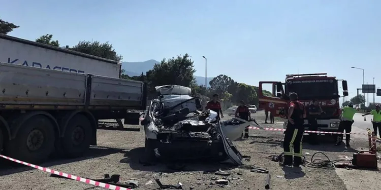Tıra saplandı feci şekilde can verdi