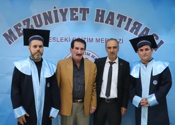Emekli komiser 72 yaşında lise mezunu oldu