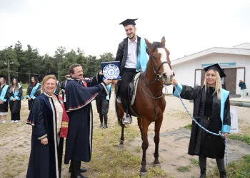 Mezuniyet belgelerini at üzerinde aldılar