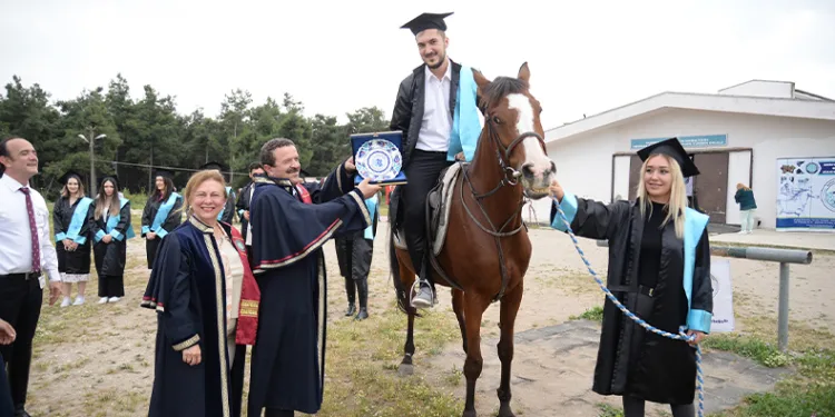 Mezuniyet belgelerini at üzerinde aldılar