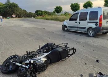 Motosiklet hafif ticari araçla çarpıştı