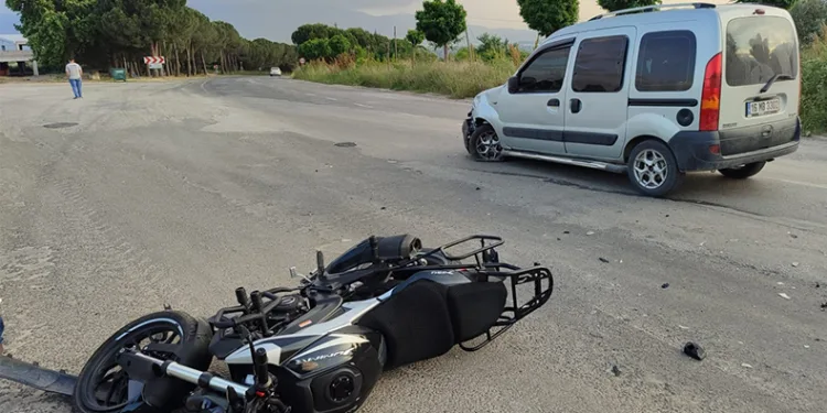 Motosiklet hafif ticari araçla çarpıştı