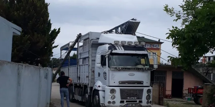 Prefabrik ev elektrik tellerine takıldı