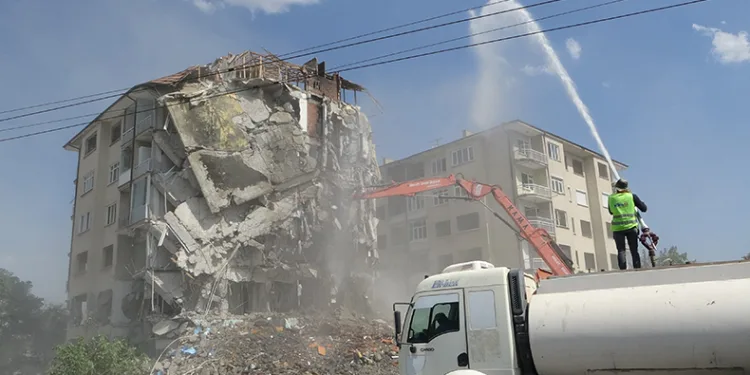 Bir taşla 8 katlı binayı yıktı