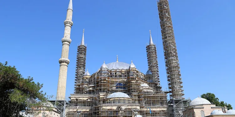 Selimiye’de çimento harçlarının bir bölümü kaldırıldı