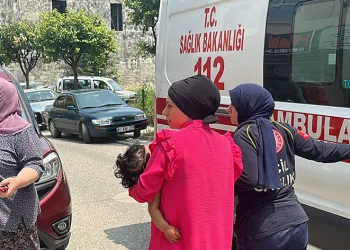 4. kattan merdiven boşluğuna düşen bebek yaralandı