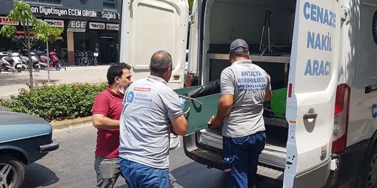 Alman vatandaşı evinde ölü bulundu