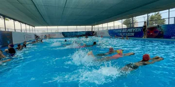 Konteyner kentte çocuklara yüzme eğitimi