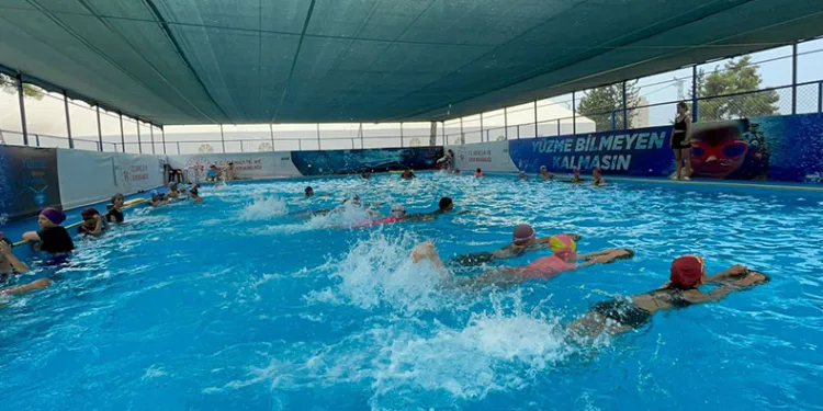 Konteyner kentte çocuklara yüzme eğitimi