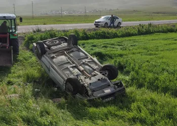 Düğün konvoyuna katılan otomobil şarampole devrildi