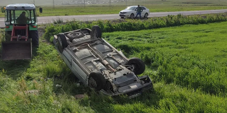 Düğün konvoyuna katılan otomobil şarampole devrildi