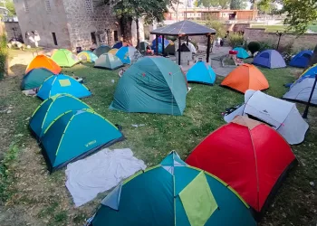 Otellerde yer bulamayınca çadırlarda uyudular